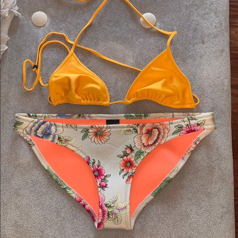 •TRIANGL Floral Set•